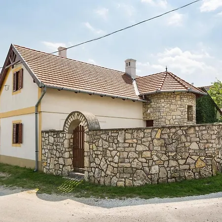 In * Köveskál
