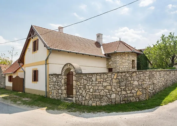 In * Köveskál